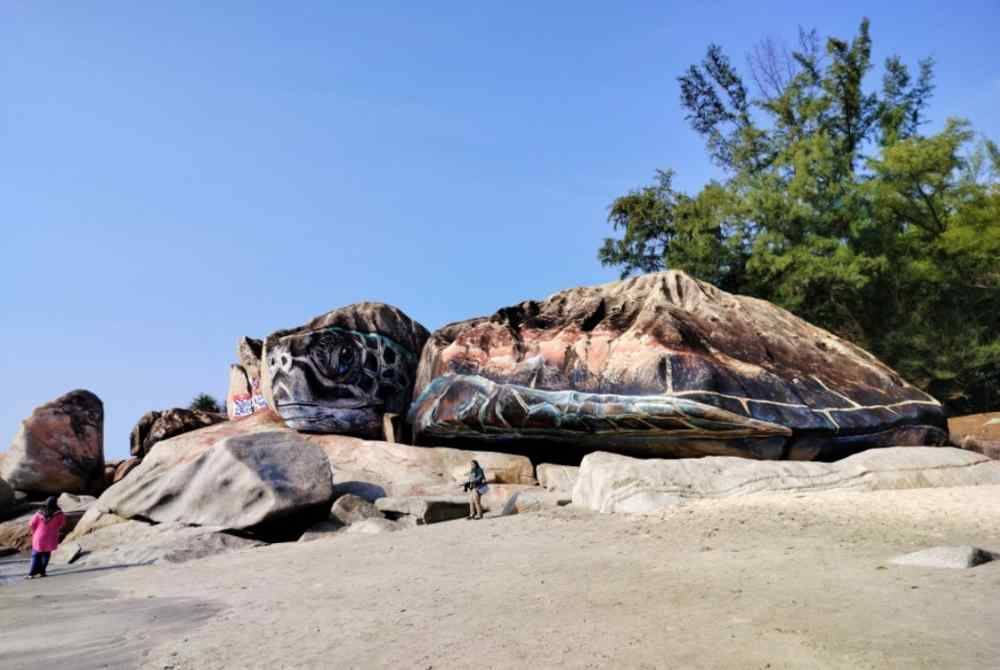 Mural penyu gergasi di Pantai Tanjung Pelindung, Kuantan menjadi destinasi tumpuan pengunjung setiap hari.