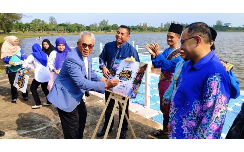 Naib Canselor UMPSA, Prof Datuk Dr Yuserrie Zainuddin menyempurnakan gimik Pelancaran Program Editourism @ UMPSA dan Perasmian 12 Ogos sebagai Hari Alumni UMPSA di Pusat Rekreasi Air UMPSA Kampus Pekan pada Khamis.