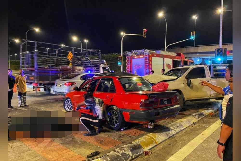 Kereta yang dinaiki empat beranak remuk sehingga meragut nyawa sepasang suami isteri dalam kejadian tersebut. Foto Ihsan PDRM