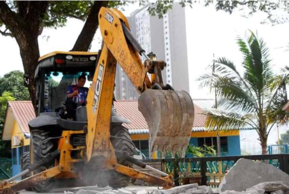 Tindakan khas yang dijalankan adalah menerusi peruntukan di bawah Seksyen 46(1)(d) Akta Jalan Parit dan Bangunan 1974