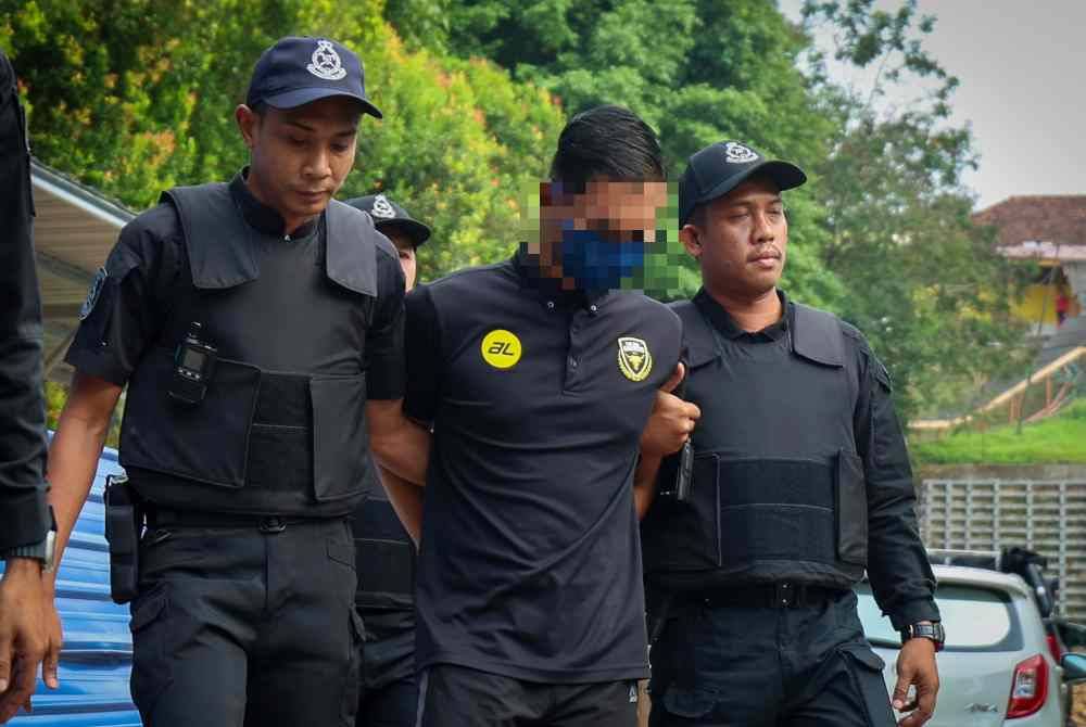 Suspek (dua dari kanan) dibawa ke Mahkamah Kuala Kubu Bharu di Hulu Selangor, pada Jumaat. Foto Bernama