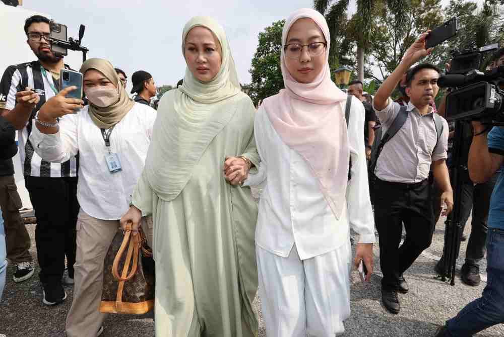 Suzursofia (kiri) bersama adik iparnya hadir mewakili keluarga mangsa bagi prosiding pertuduhan kes di Mahkamah Majistret Kuala Kubu Bharu, di Hulu Selangor pada Jumaat.