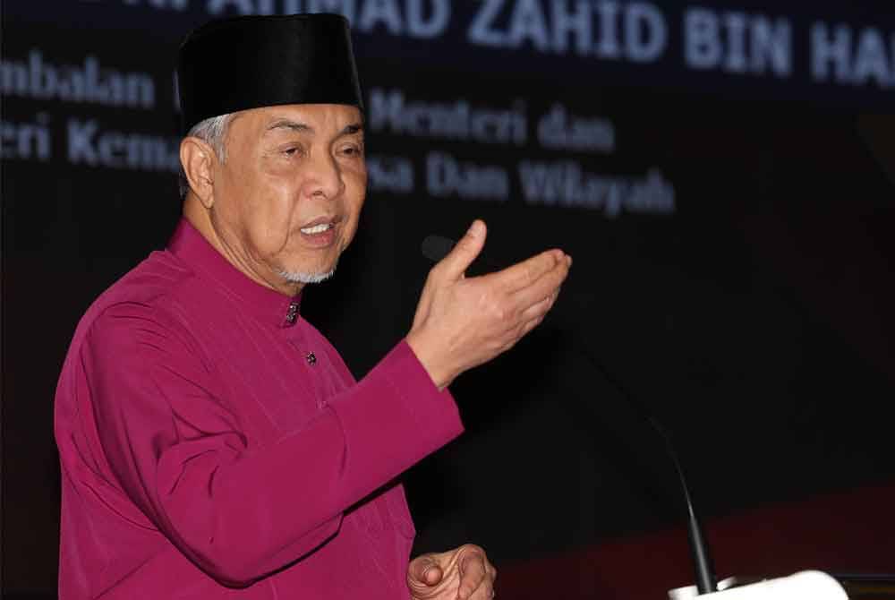 Ahmad Zahid berucap pada Program Pemukiman KKDW Bersama Syarikat Milikan Agensi KKDW di Desaru Convention Center pada Jumaat. Foto Bernama