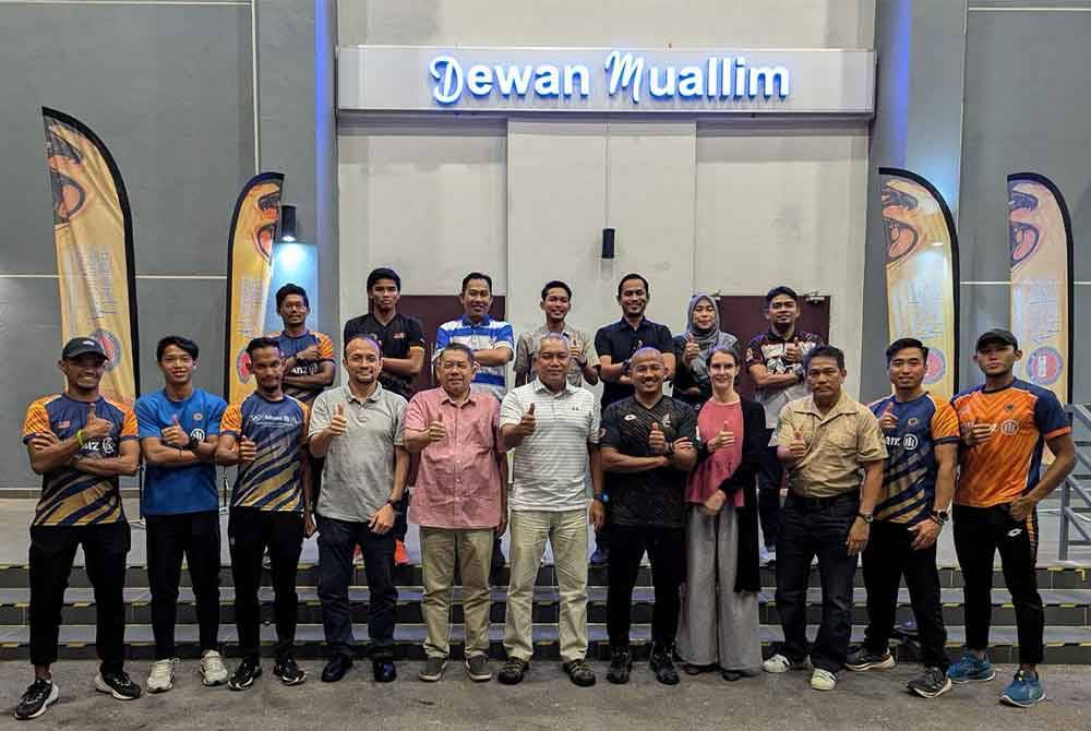 Md Amin (depan, tengah) bersama atlet olahraga para negara selepas meraikan mereka Majlis Ramah Mesra di Scholar’s Suites, Kampus Sultan Azlan Shah pada Khamis.