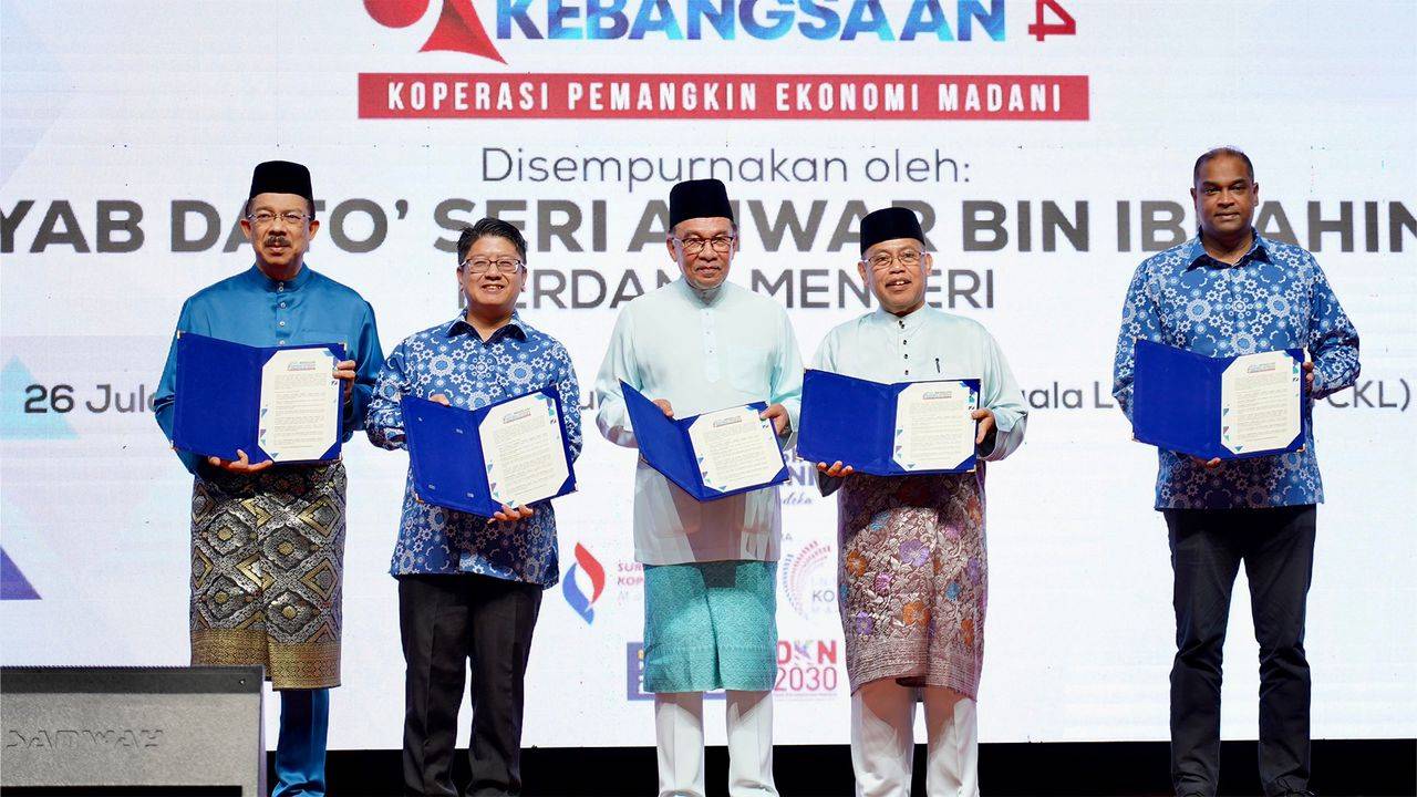 Dari kiri: Mohd Zuki, Ewon, Anwar, Abdul Fattah, Ramanan pada Majlis Penutupan Kongres Koperasi Kebangsaan 2024 di Pusat Dagangan Dunia Kuala Lumpur (WTCKL), di sini pada Jumaat.