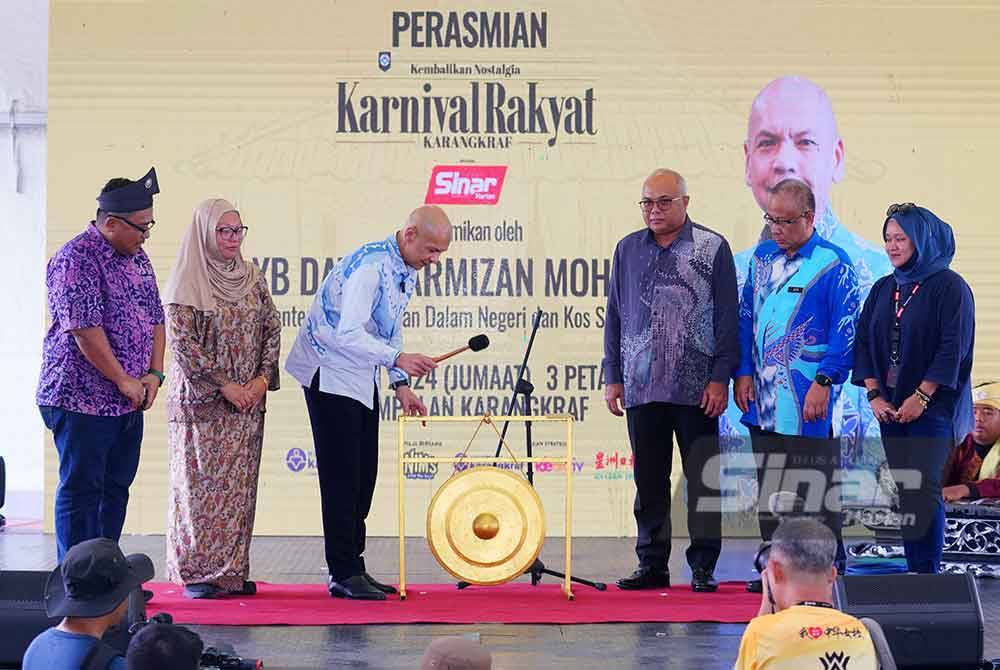 Datuk Armizan memukul gong sebagai simbolik perasmin Karnival Rakyat Karangkraf. Turut serta Pengerusi Kumpulan Media Karangkraf, Firdaus Hussamuddin (dua dari kiri), Ketua Pegawai Eksekutif Group Sinar Karangkraf, Farah Hussamuddin (kanan) dan Ketua Pengarang Sinar Harian, Zamri Rambli (kiri).