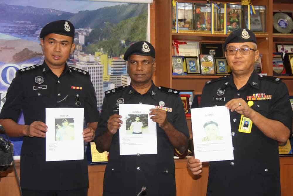 Ramasamy bersama dua pegawainya menunjukkan gambar tiga individu yang sedang dikesan pihak polis untuk membantu siasatan kes bunuh di Sandakan.