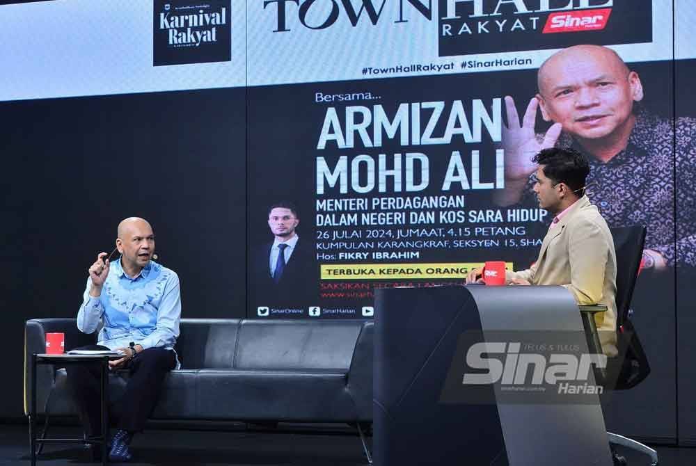 Armizan (kiri) pada program Town Hall Rakyat yang dihoskan oleh Fikry Ibrahim di Studio Sinar Harian pada Jumaat. Foto Sinar Harian/ASRIL ASWANDI SHUKOR.