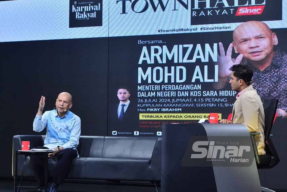 Armizan (kiri) pada program Town Hall Rakyat yang dihoskan oleh Fikry Ibrahim di Studio Sinar Harian pada Jumaat. Foto Sinar Harian/ASRIL ASWANDI SHUKOR.