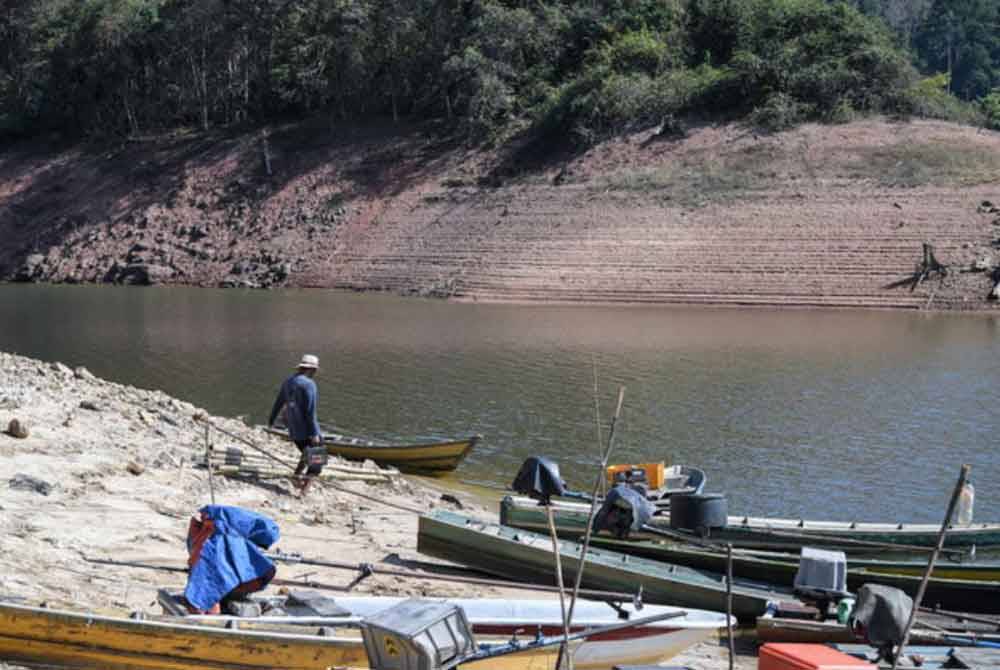 Penyusutan paras air di Tasik Gubir disifatkan sebagai normal khususnya ketika musim kemarau dan akibat pelepasan air dari empangan itu. Foto fail Bernama