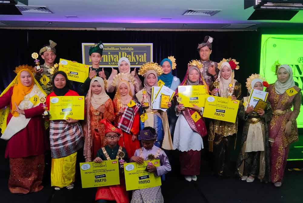 Peserta bergambar bersama Masitah (empat kiri) selepas majlis penyampaian hadiah