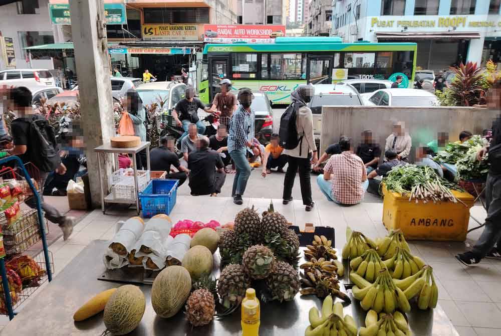 JIM Kuala Lumpur menahan 34 PATI dalam operasi di deretan premis kedai Kompleks Damai, Jalan Ipoh, Kuala Lumpur pada Jumaat.