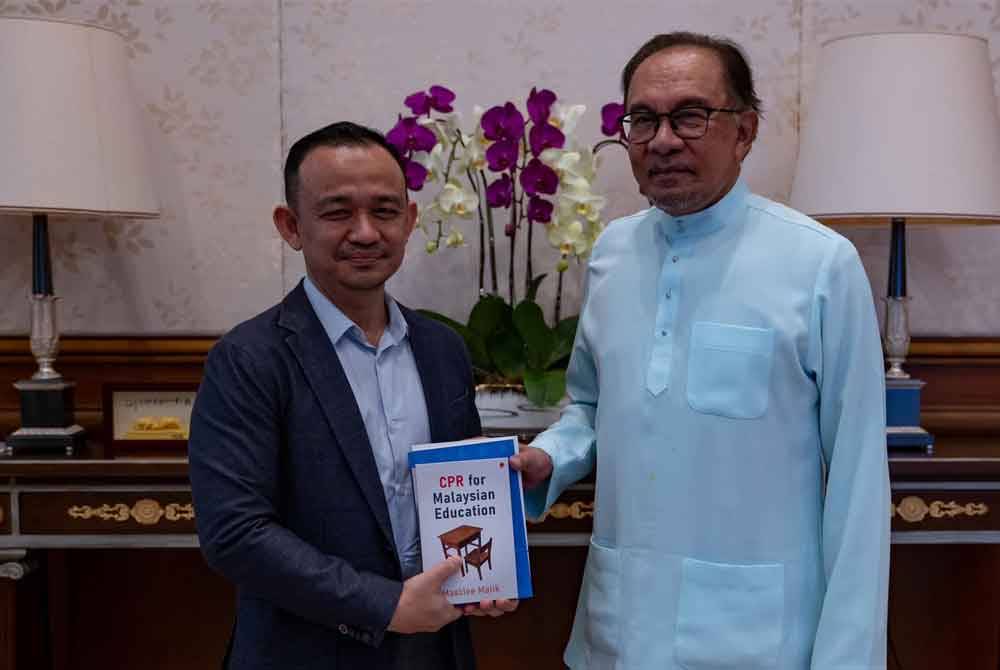 Anwar ketika mengadakan perjumpaan dengan Maszlee selaku Pengerusi IAIS Malaysia, pada Jumaat. Foto Facebook Anwar Ibrahim