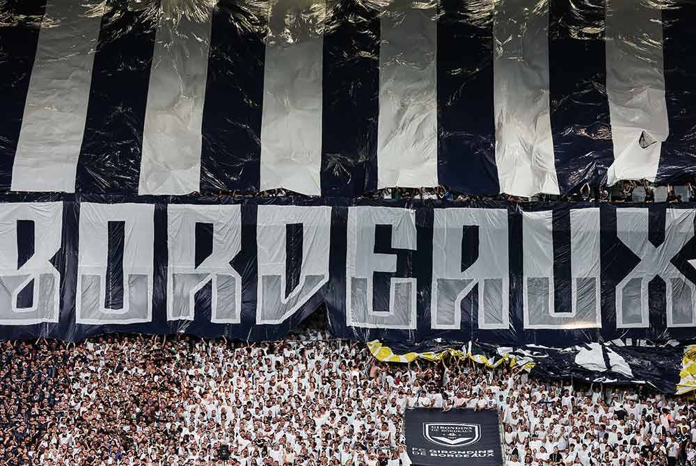 IMBAS KEMBALI...Penyokong Bordeaux mempamerkan tifo gergasi semasa aksi Ligue 2 menentang Rodez AF di Stadium Matmut Atlantique, Bordeaux, 2 Jun tahun lalu. Foto AFP