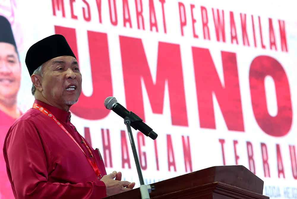 Ahmad Zahid berucap seterusnya merasmikan Mesyuarat Perwakilan UMNO Bahagian Tebrau di Dewan Muafakat Majlis Bandaraya Johor Bahru (MBJB) Adda Height pada Jumaat. Foto Bernama