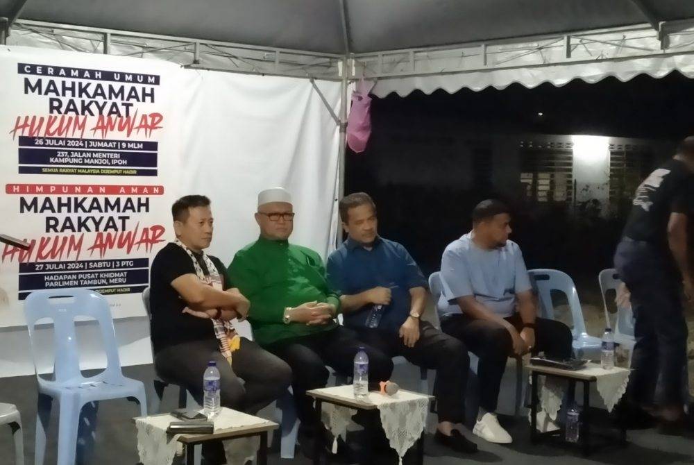 Tun Faisal (kiri) bersama-sama pimpinan PN yang hadir pada Ceramah Umum Mahkamah Rakyat Hukum Anwar di Gugusan Manjoi, malam Jumaat.