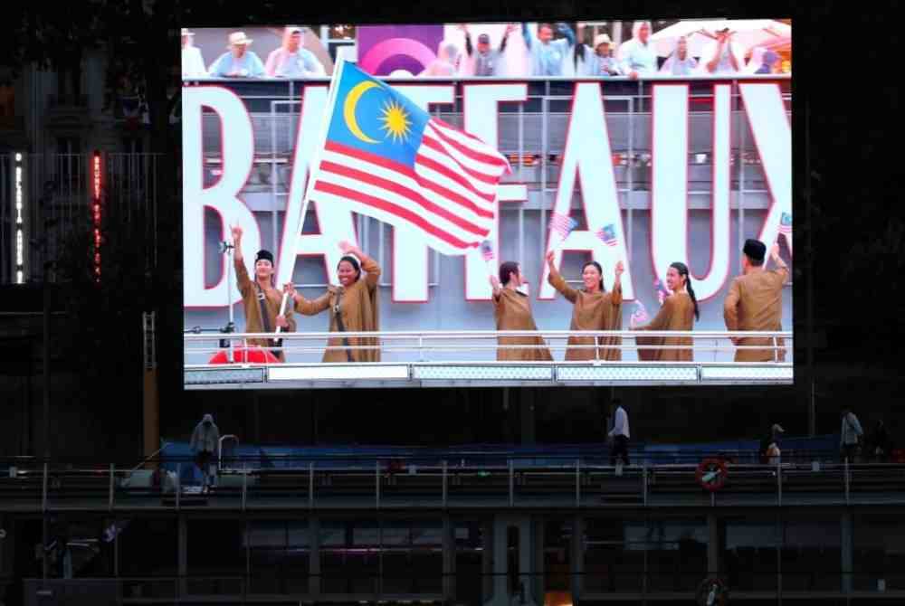 Hamidin, Betrand dan Nur Shazrin, bersama-sama atlet dan pegawai kontinjen negara, menaiki bot semasa majlis perasmian Paris 2024 di Sungai Seine. Foto Bernama