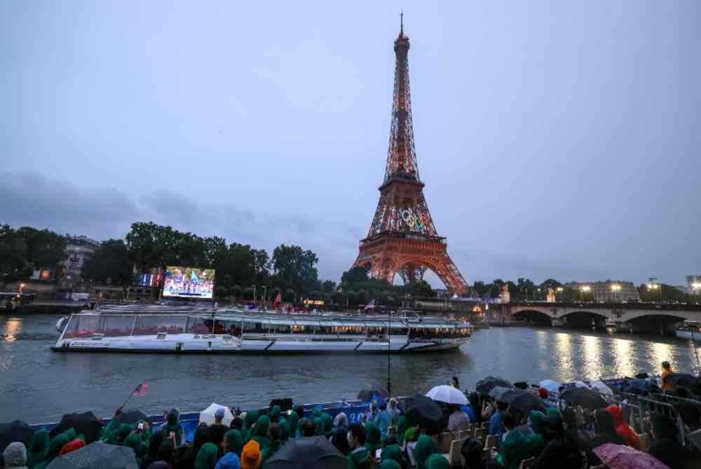 
Bot yang membawa para atlet dan pegawai kontinjen negara ketika perarakan masuk pada upacara pembukaan Sukan Olimpik Paris 2024 di Sungai Seine hari ini. Foto Bernama