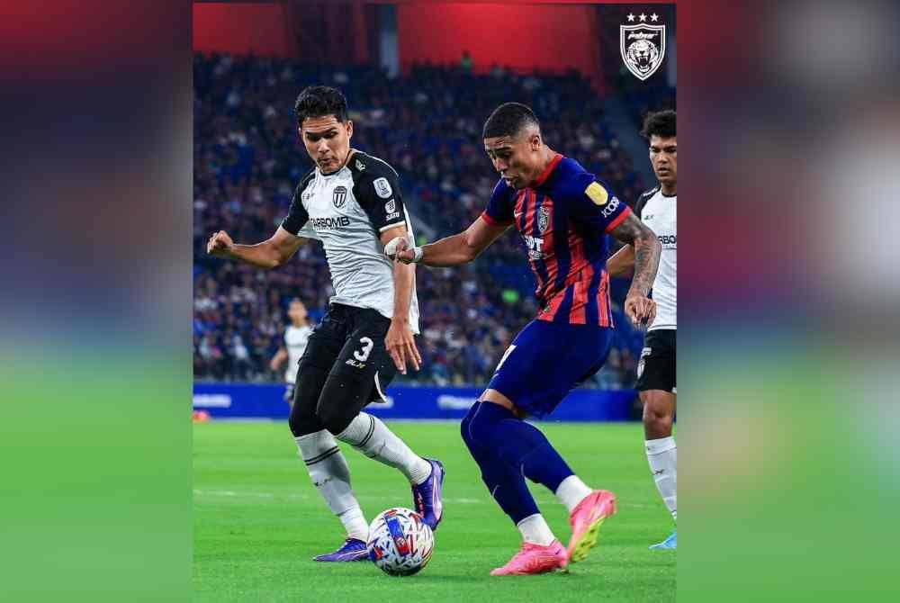 Bergson ketika cuba melepasi kawalan pemain pertahanan TFC pada perlawanan berkenaan. Foto Facebook Johor Southern Tigers