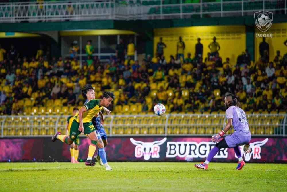 Hasbullah Abu Bakar (kiri) menjaringkan gol buat KDA FC pada minit ke-60 sebelum disamakan oleh Kuching City menerusi sepakan penalti Jordan Mintah pada minit ke-93. Foto KDA FC