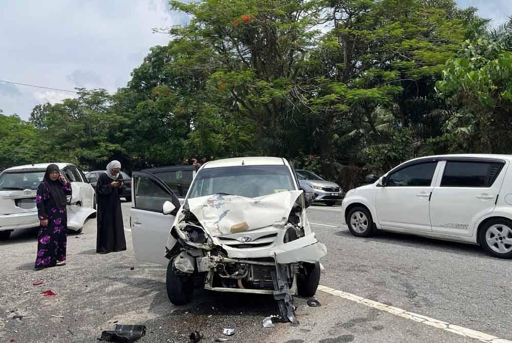 Keadaan kereta Perodua Viva remuk selepas terlibat kemalangan. Foto Ihsan PDRM