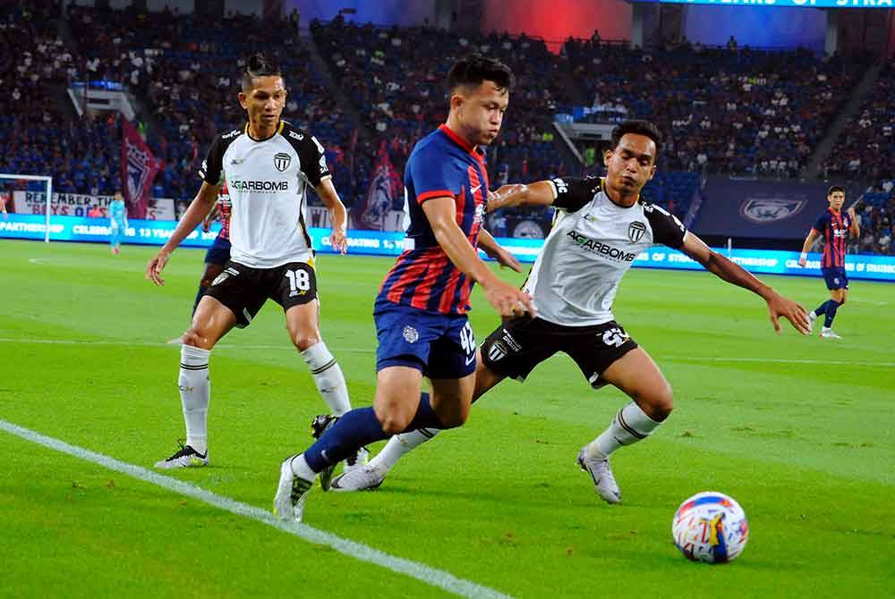 Aksi pemain pasukan JDT, Arif Aiman (tengah) yang cuba melepasi pemain pertahanan pasukan TFC pada saingan Liga Super 2024 di Stadium Sultan Ibrahim pada Jumaat. Foto Bernama