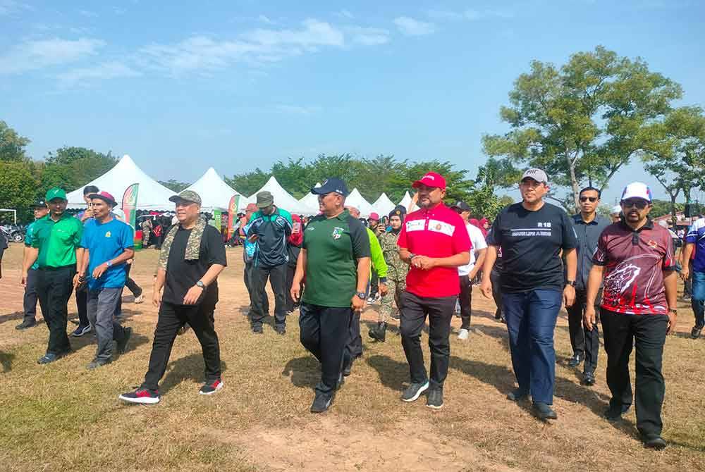 Muhammad Sanusi (empat dari kanan) ketika hadir merasmikan Program Gotong Royong Perdana dan Mega Perangi Aedes di Padang Awam Taman Ria Sungai Petani pada Sabtu.