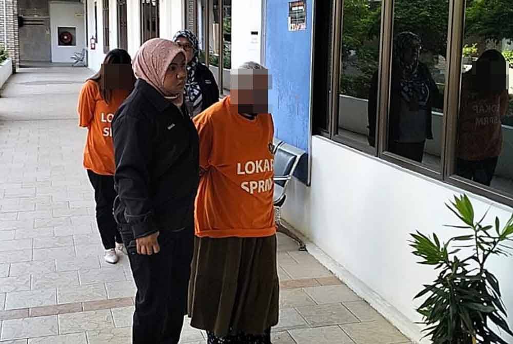 Wanita dan anak perempuannya ditahan ketika hadir memberi keterangan di Pejabat SPRM Sandakan, kira-kira jam 7 malam Jumaat.