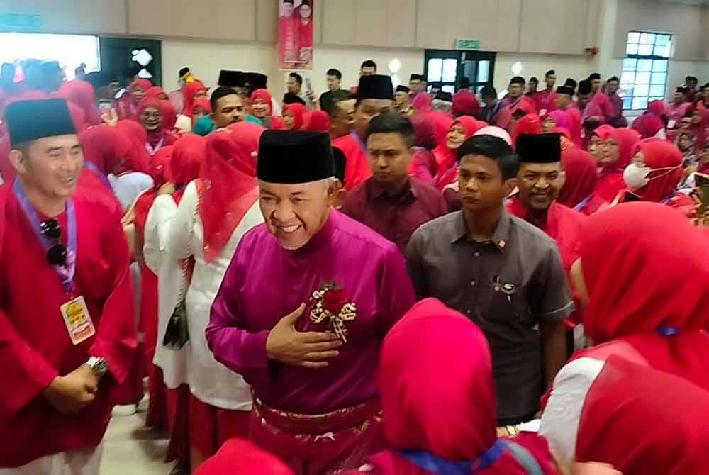 Ahmad Zahid tiba merasmikan Persidangan Perwakilan UMNO Bahagian Mersing di Dewan Jubli Intan Sultan Ibrahim, pada Sabtu.