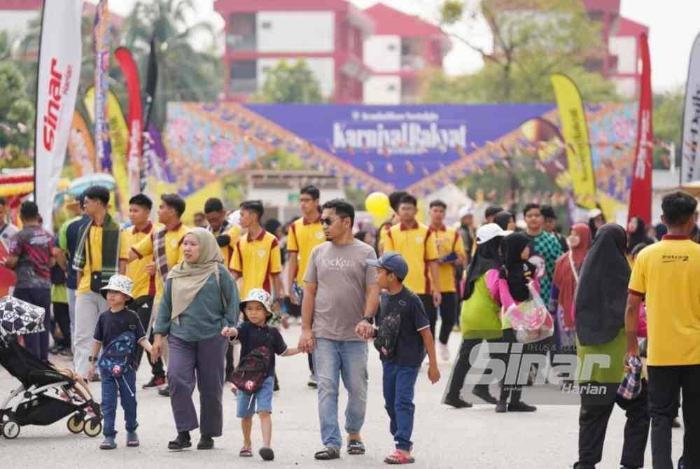 Karnival Rakyat Karangkraf 2024 yang memasuki hari kedua meriah dengan kunjungan orang ramai sejak awal pagi Sabtu.