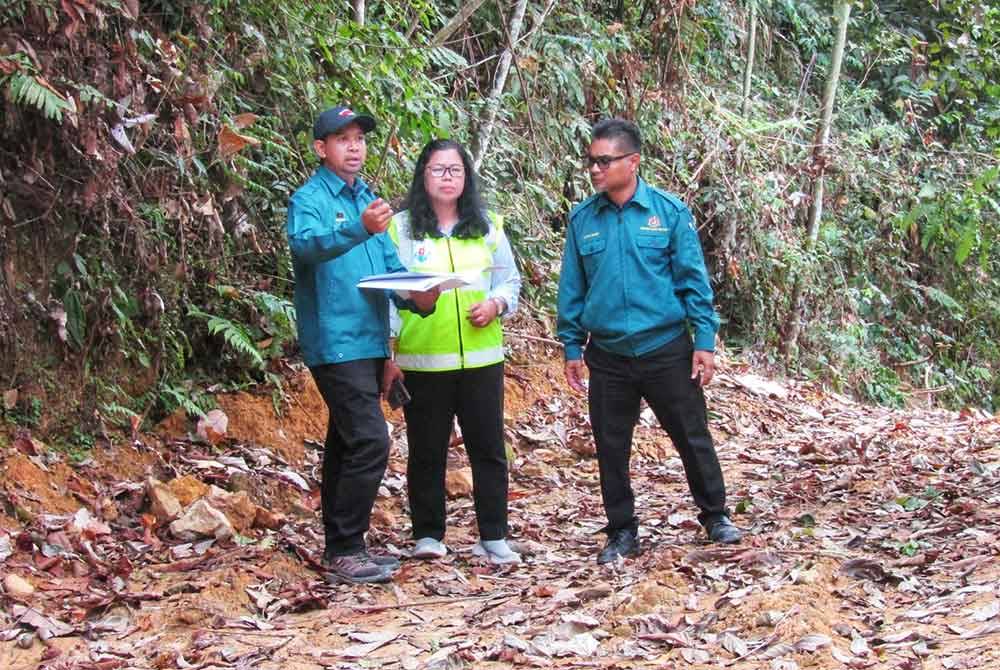 Sharifah Zakiah (tengah) sedang mendengar penerangan daripada pegawai bertugas.