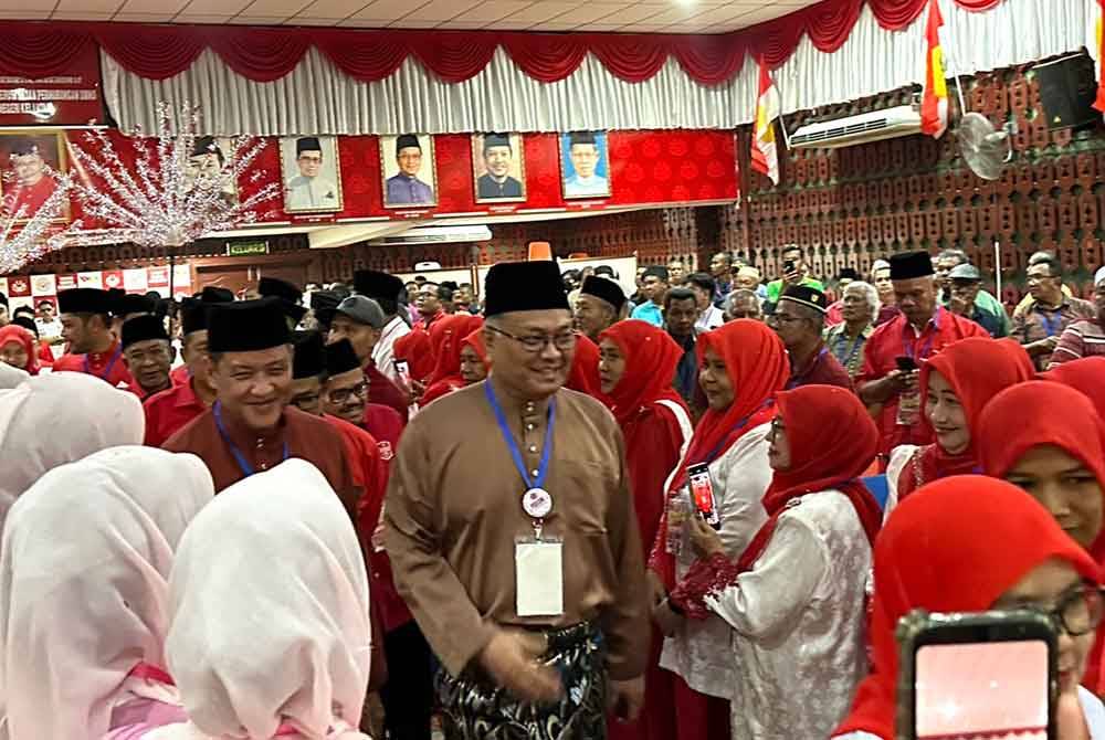 Shamsul Anuar (tengah) yang beramah-mesra dengan perwakilan di Kota Bharu.