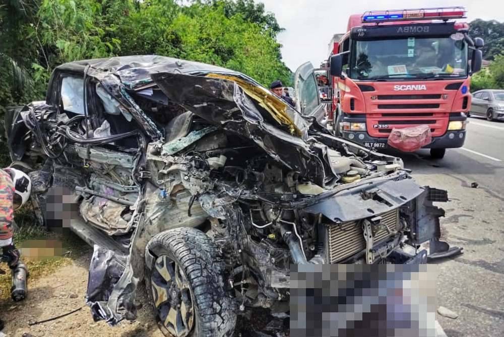 Keadaan Toyota Hilux yang remuk akibat kemalangan tersebut. Foto ihsan JBPM