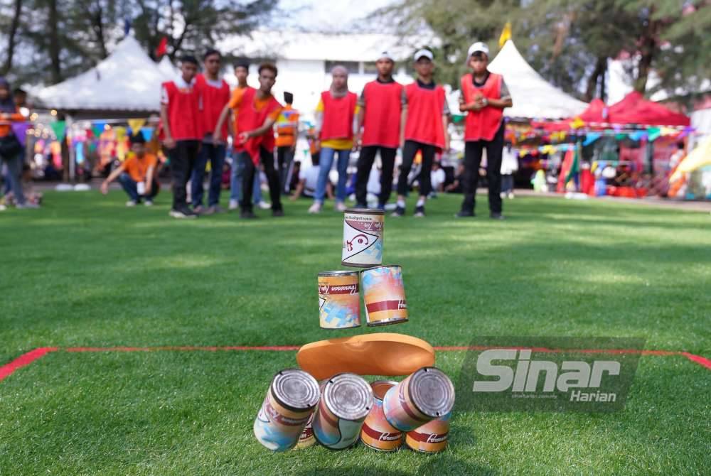 Tuju tin permainan lama yang dibawa pada Karnival Rakyat Karangkraf yang berlangsung hingga Ahad. Foto Sinar Harian-HALIM WAHID