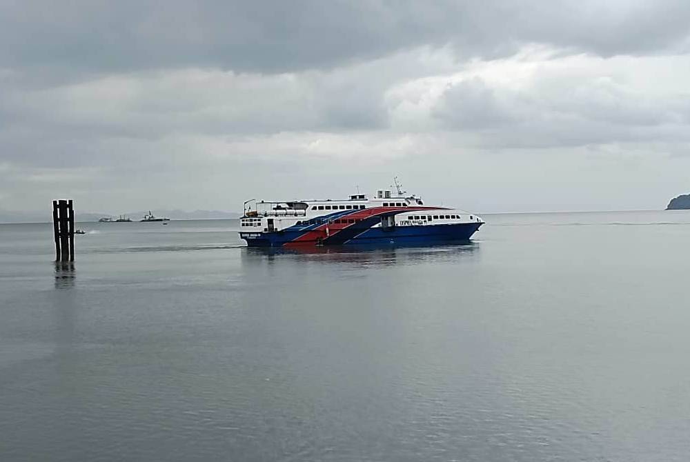 Konsortium Ferry Line Ventures Sdn Bhd terpaksa membatalkan beberapa trip feri berikutan cuaca buruk pada Sabtu. Foto Ihsan Konsortium Ferry Line Ventures Sdn Bhd