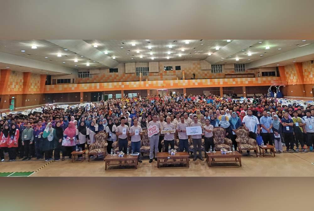 Mohd Soffi bersama 600 pelajar yang terlibat dalam program Yes! Rock The School Edisi Mega Pahang yang diadakan di Pusat Sukan Universiti Malaysia Pahang Al-Sultan Abdullah (UMPSA) Gambang, di sini, pada Sabtu.