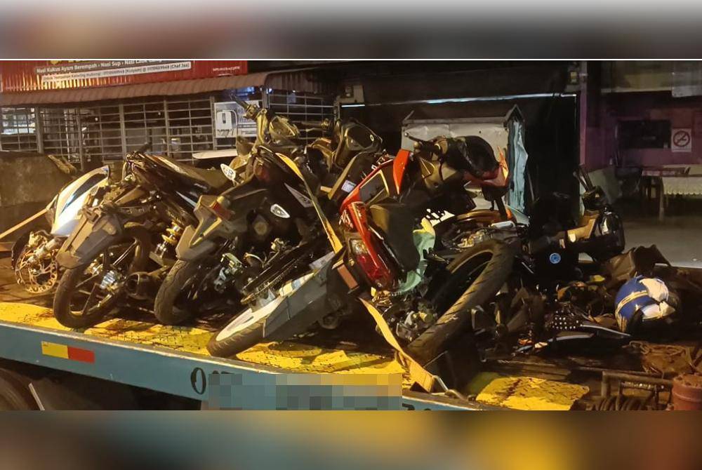 Seorang maut dan empat individu cedera selepas motosikal ditunggang mereka terlibat dalam kemalangan di Kilometer 363, Lebuh Raya Pantai Timur 2 (LPT 2) berhampiran Bukit Besi, dekat sini pada Jumaat.