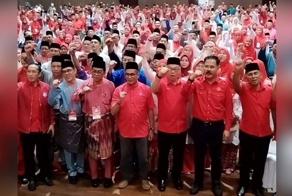 Mohamed Khaled (depan, tiga kiri) bersama sebahagian ahli UMNO Pasir Gudang pada mesyuarat perwakilan berkenaan pada Sabtu.