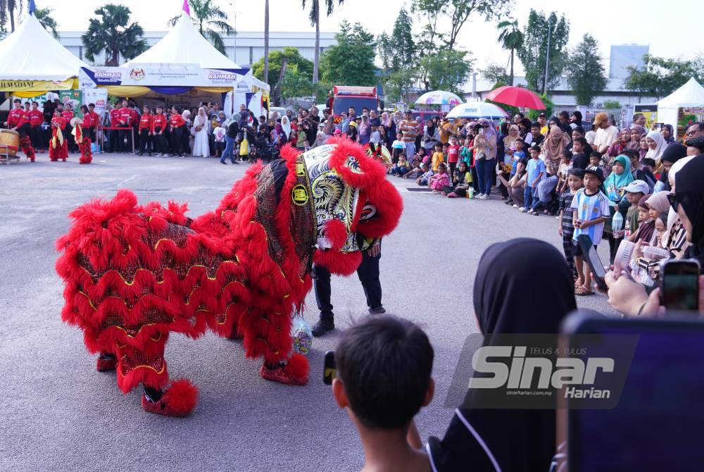 Tarian singa dibawakan khas ke Karnival Rakyat Karangkraf 2024 oleh Sin Chew Daily, memukau pengunjung pelbagai kaum.