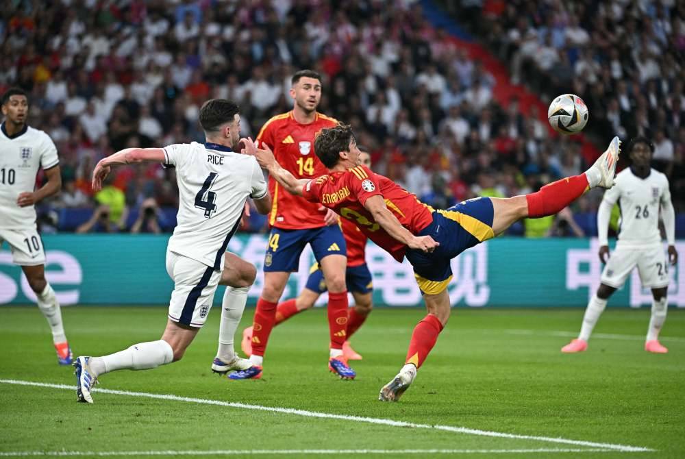 Aksi Le Normand (kanan) ketika mengeluarkan bola semasa perlawanan akhir Euro 2024 Sepanyol menentang England di Olympiastadion, Berlin, 15 Julai lalu. Foto AFP