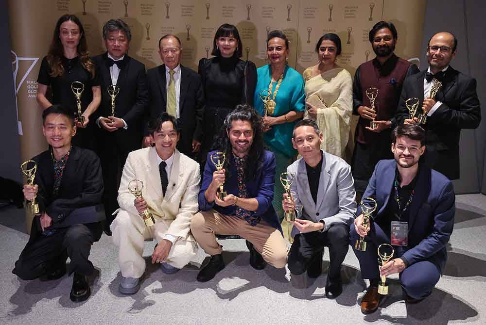 Pengarah Filem Abang Adik, Jin Ong (depan, dua kanan) bersama Pelakon Filem Adik Abang, Jack Tan (depan, dua kiri) yang menerima anugerah Pembantu Pelakon Terbaik bergambar bersama barisan pemenang Malaysia Golden Global Awards di Auditorium Angkasapuri, malam Sabtu. Foto Bernama