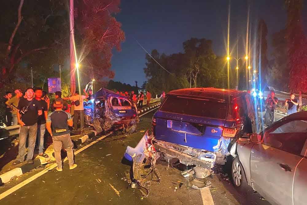 Kemalangan jalan raya yang membabitkan empat buah kenderaan di Jalan Kemajuan, Kuala Terengganu pada malam Sabtu.