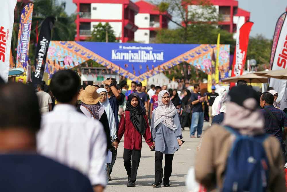 Orang ramai mula memasuki pekarangan Kumpulan Karangkraf seawal jam 8 pagi.