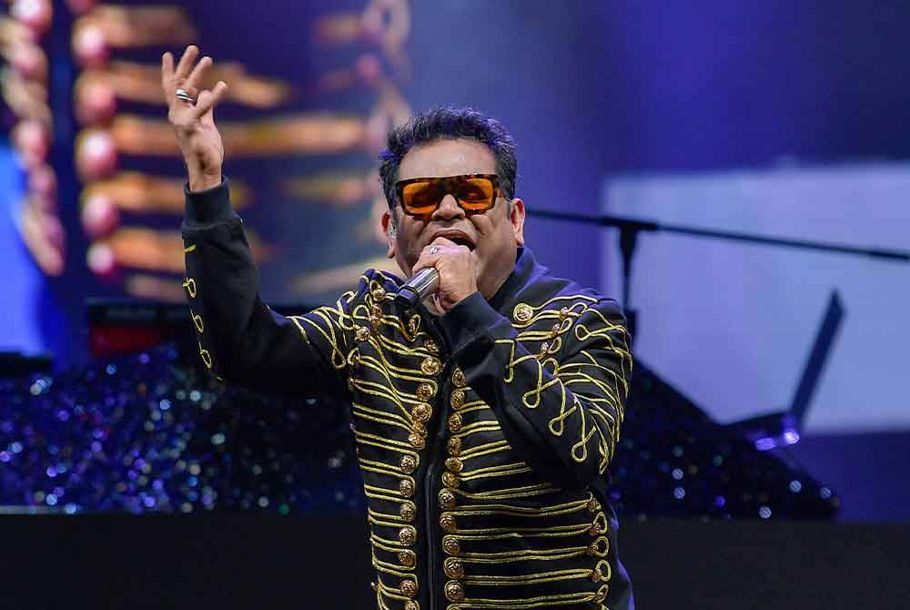 Penyanyi dan komposer dari India AR Rahman membuat persembahan sempena Konsert AR Rahman Live in Kuala Lumpur 2024 di Stadium Nasional Bukit Jalil Kuala Lumpur. Foto Bernama