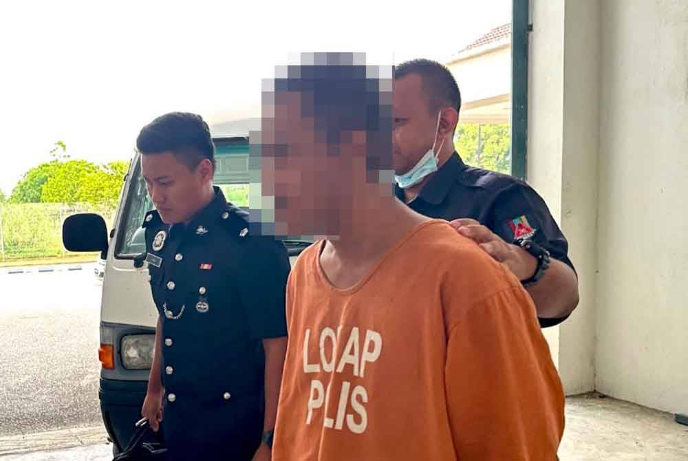 Seorang penoreh getah didakwa atas dua pertuduhan merogol dan melakukan amang seksual terhadap anak perempuannya di Mahkamah Sesyen Kota Bharu pada Ahad.