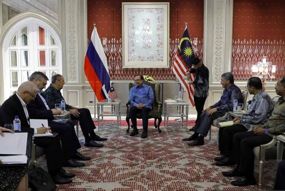 Anwar ketika menerima kunjungan Menteri Luar Rusia, Sergey Lavrov di Kompleks Seri Perdana pada Ahad. Foto Bernama