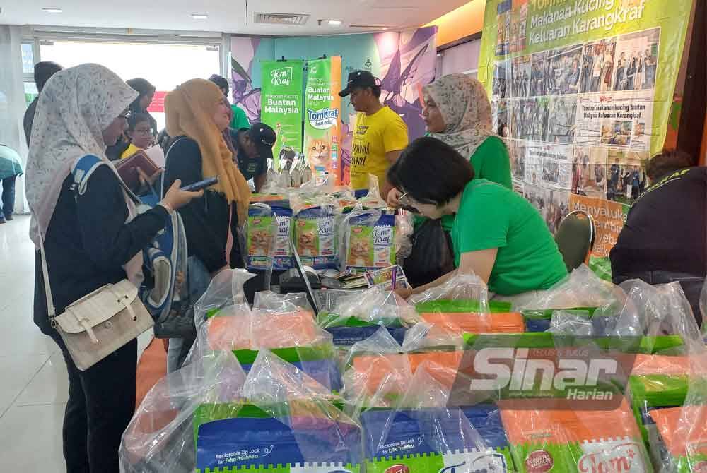 Orang ramai mendapatkan produk Tomkraf di Fiesta Kucing Tomkraf sempena Karnival Rakyat Karangkraf 2024 yang berlangsung di Kumpulan Karangkraf, Shah Alam.