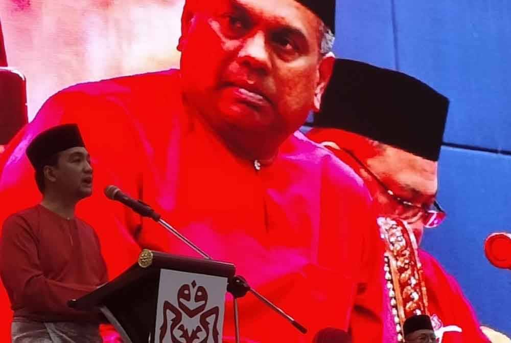 Onn Hafiz ketika berucap merasmikan Persidangan UMNO Bahagian Simpang Renggam di Dewan Muafakat Majlis Daerah Simpang Renggam (MDSR) di sini, pada Ahad.