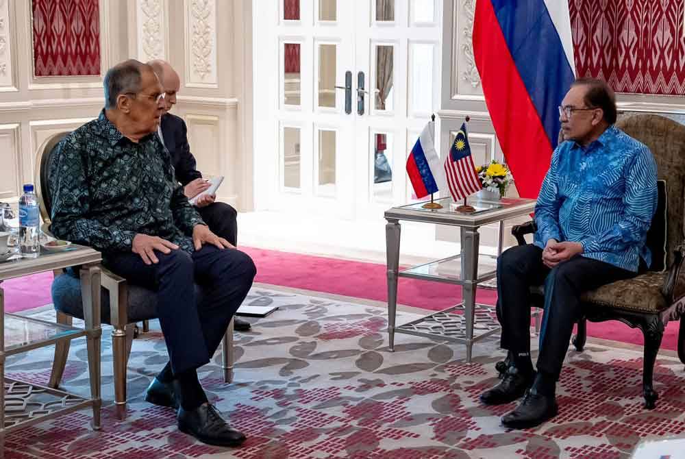 Lavrov ketika mengadakan pertemuan dengan Perdana Menteri, Datuk seri Anwar Ibrahim di Kompleks Seri Perdana, pada Ahad.