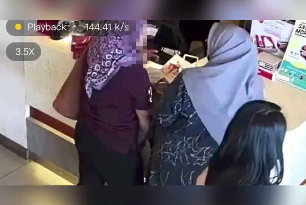 Wanita dilihat menyeluk beg mangsa ketika berada di kaunter sedang melihat menu di sebuah restoran di Kota Kinabalu.